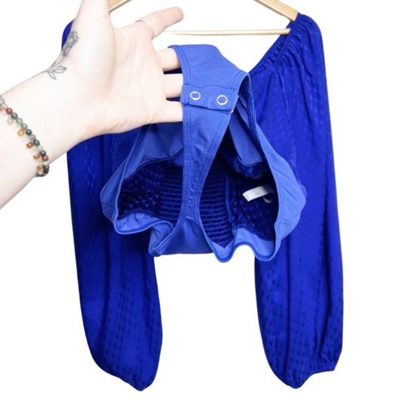 New with Tag Express Women's Royal Blue Satin Houndstooth Wide Sleeve Bodysuit - Picture 6 of 16